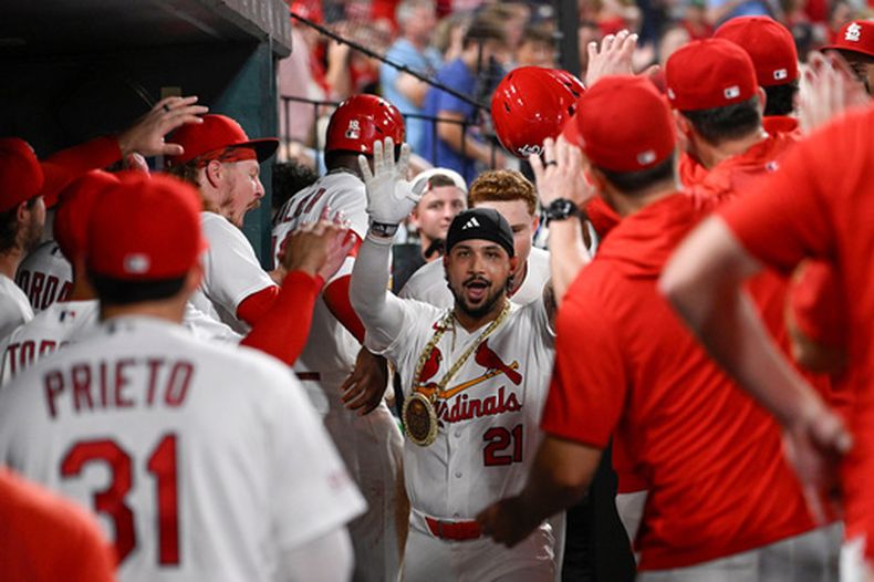 El venezolano Everson Pereira es felicitado tras conectar un jonrón por los Cardenales de San Luis ante los Filis de Filadelfia, el martes 11 de agosto de 2026 (AP Foto/Joe Puetz)