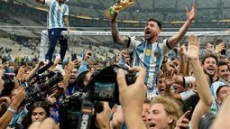 ARCHIVO - Lionel Messi alza el trofeo de la Copa del Mundo tras vencer a Francia en la final, el 18 de diciembre de 2022, en Lusail, Qatar. (AP Foto/Martin Meissner)