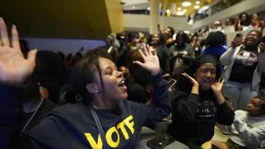 Zion Dawkins, estudiante de la North Carolina Agricultural and Technical State University, se reúne con otros estudiantes para una fiesta de seguimiento de la noche electoral, el martes 5 de noviembre de 2024, en Greensboro, Carolina del Norte. (AP Foto/George Walker IV)