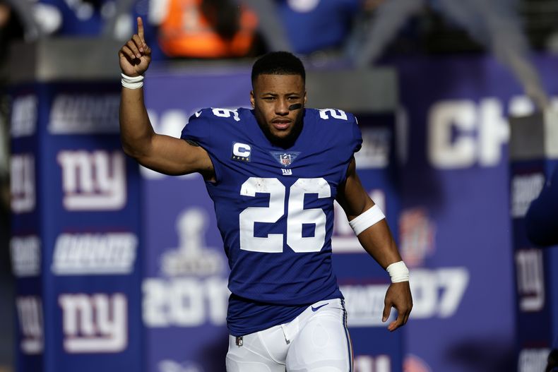 ARCHIVO - Foto del 1 de enero del 2023, el corredor de los Gigantes de Nueva York Saquon Barkley ingresa al campo en el juego ante los Colts de Indianápolis. El lunes 17 de julio del 2023, Barkley u los Gigantes no llegan a un acuerdo para un contrato a largo plazo. (AP Foto/Adam Hunger, Archivo)