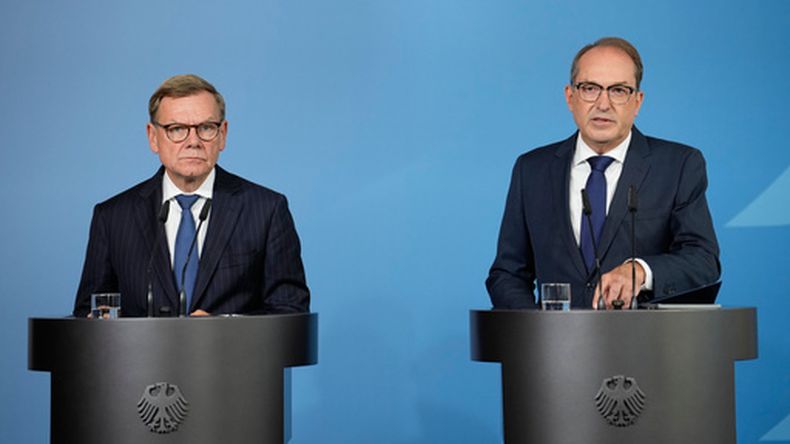 Los ministros de Interior y Exteriores de Alemania, Alexander Dobrindt y Johann Wadephul, respectivamente, hablan con reporteros durante una conferencia de prensa en Berlín el 1 de septiembre de 2026, sobre un intento de ataque en el aeropuerto de Leipzig/Halle el mes pasado con un dron cargado de explosivos. (AP Foto/Ebrahim Noroozi)
