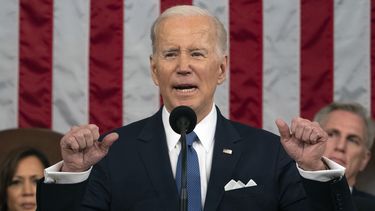 ARCHIVO - El presidente Joe Biden pronuncia su discurso sobre el estado de la Unión ante las cámaras del Congreso en el Capitolio, Washington, 7 de febrero de 2023. Está flanqueado por la vicepresidenta Kamala Harris y el presidente de la cámara baja, Kevin McCarthy. (AP Foto/Jacquelyn Martin, Pool, File)