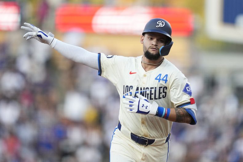 Andy Pages, de los Dodgers de Los Ángeles, celebra después de conectar un jonrón durante la primera entrada contra los Guardianes de Cleveland en Los Ángeles, el sábado 7 de septiembre de 2024. (AP Foto/Ashley Landis)