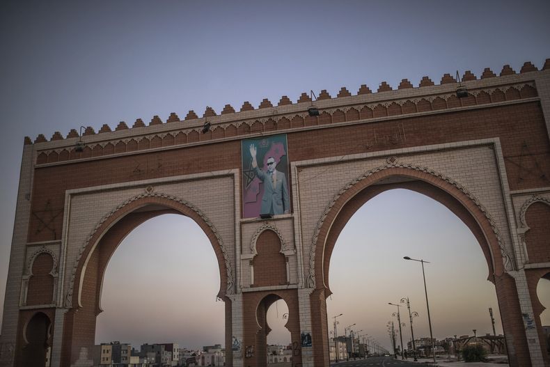 Un arco que muestra la imagen del rey Mohammed VI de Marruecos en el Sahara Occidental, el 21 de diciembre del 2020. (AP foto/Mosaab Elshamy)