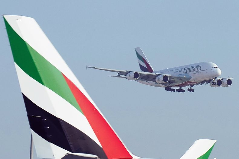 Un avión jumbo Airbus A380 de Emirates aterriza en el Aeropuerto Internacional de Dubái, el 9 de septiembre de 2022. (Foto AP/Jon Gambrell, Archivo)