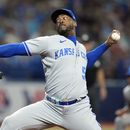 En foto del 22 de junio del 2023, el relevista de los Reales de Kansas City Aroldis Chapman lanza en la octava entrada ante los Rays de Tampa Bay. El viernes 30 de junio del 2023, Chapman es enviado a los Rangers de Texas. (AP Foto/Chris OMeara)