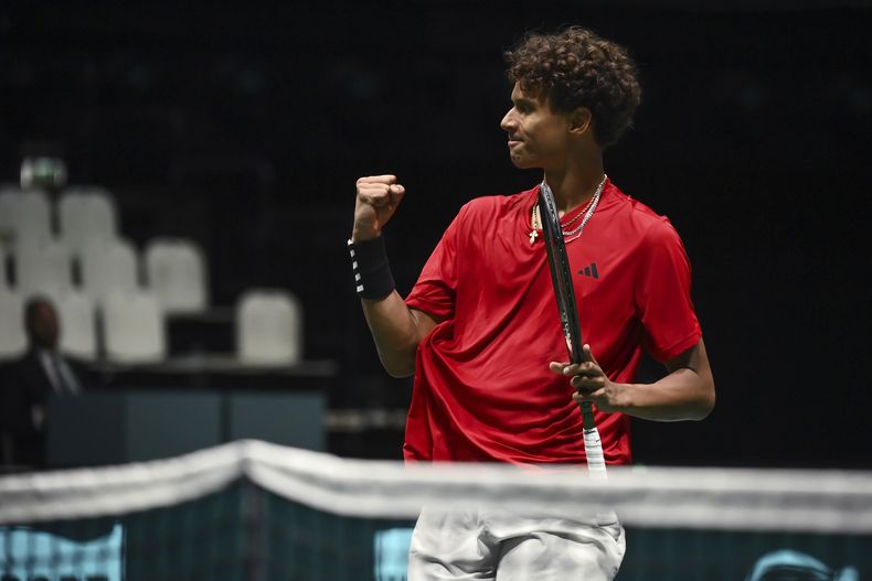 El canadiense Gabriel Diallo festeja su triunfo sobre el sueco Elias Ymer en la Copa Davis, el jueves 14 de septiembre de 2023 (Massimo Paolone/LaPresse via AP)