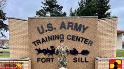 Foto entregada por Andrew Coady que muestra a su hijo Declan Coady el día de su graduación en su base militar en Fort Sill, Oklahoma, el 15 de marzo del 2024. (Andrew Coady via AP)