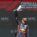 Max Verstappen celebra su victoria en el podio del Gran Premio de Bélgica de la Fórmula Uno, el domingo 30 de julio de 2023, en Spa. (AP Foto/Geert Vanden Wijngaert)