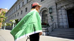 Un manifestante afuera del Tribunal Federal de Apelaciones del 9no Circuito previo a una audiencia sobre el control de los soldados de la Guardia Nacional, el martes 17 de junio de 2025, en San Francisco. (AP Foto/Noah Berger)