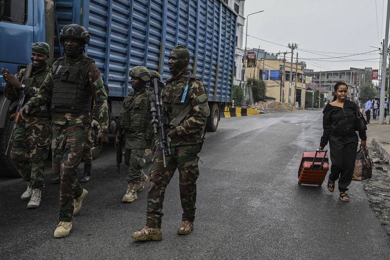 ARCHIVO - Rebeldes del M23 patrullan Goma, en la República Democrática del Congo, el miércoles 29 de enero de 2025.(AP Foto/Moses Sawasawa, Archivo)
