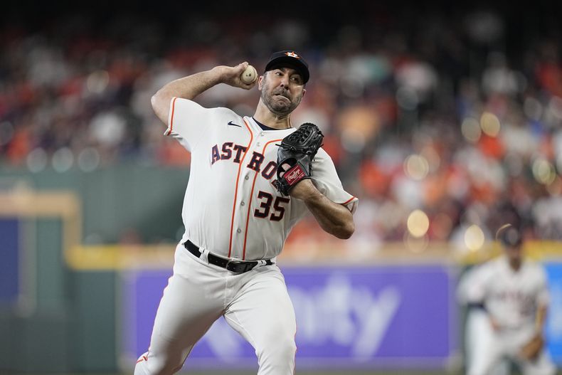Justin Verlander, abridor de los Astros de Houston, lanza en el primer juego de la serie divisional de la Liga Americana, ante los Mellizos de Minnesota, el sábado 7 de octubre de 2023 (AP Foto/Tony Gutiérrez)