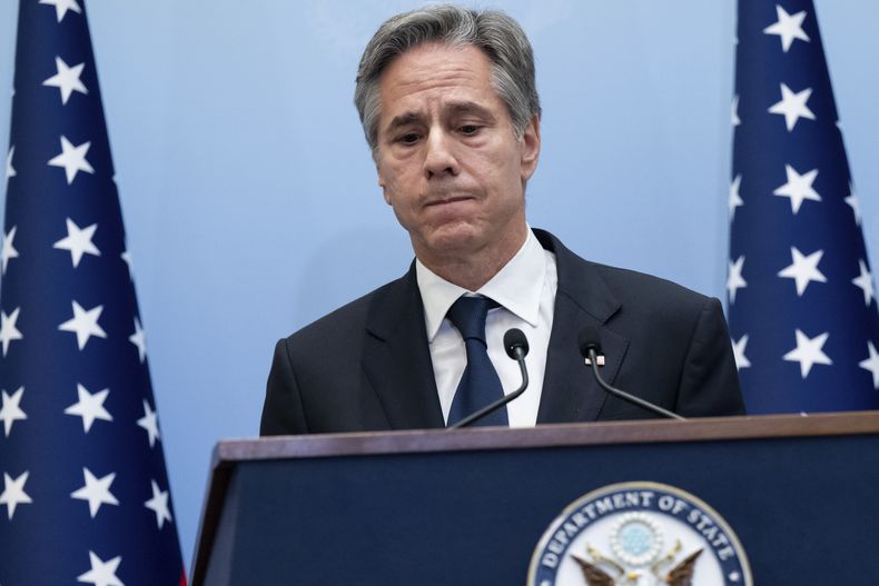 El secretario de Estado estadounidense Antony Blinken habla en conferencia de prensa en Tel Aviv, Israel, 30 de noviembre de 2023. (Saul Loeb/Pool Foto via AP)