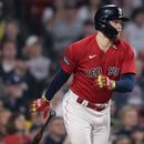 El mexicano Alex Verdugo observa la pelota al conectar un doblete en el juego del miércoles 14 de junio de 2023, ante los Rockies de Colorado (AP Foto/Charles Krupa)