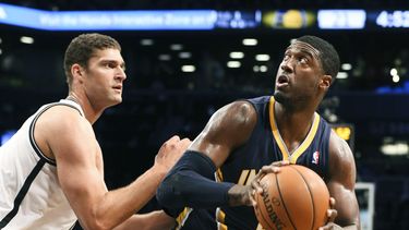americateve | Roy Hibbert (55), de los Pacers de Indiana, prepara un tiro frente a Brook L&oacute;pez (11), de los Nets de Brooklyn, en la primera mitad del juego del s&aacute;bado 9 de noviembre de 2013, en Nueva York. (Foto AP/John Minchillo)
