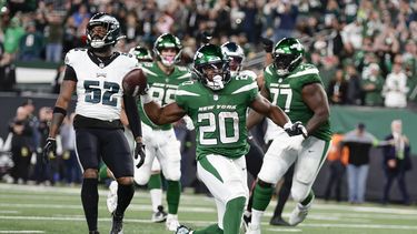 Breece Hall, centro, corredor de los Jets de Nueva York, reacciona después de anotar un touchdown durante la segunda mitad del juego de la NFL en contra de los Eagles de Filadelfia, el domingo 15 de octubre de 2023, en East Rutherford, Nueva Jersey. (AP Foto/Adam Hunger)