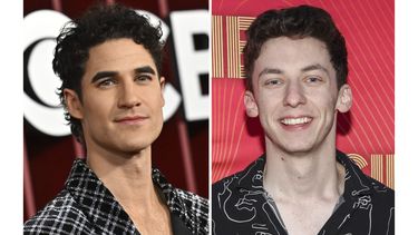Darren Criss en la 78.ª edición de los Premios Tony en Nueva York el 8 de junio de 2025, a la izquierda, y Andrew Barth Feldman en el séptimo festival anual Elsie Fest en Nueva York el 8 de septiembre de 2024. (AP Photo)