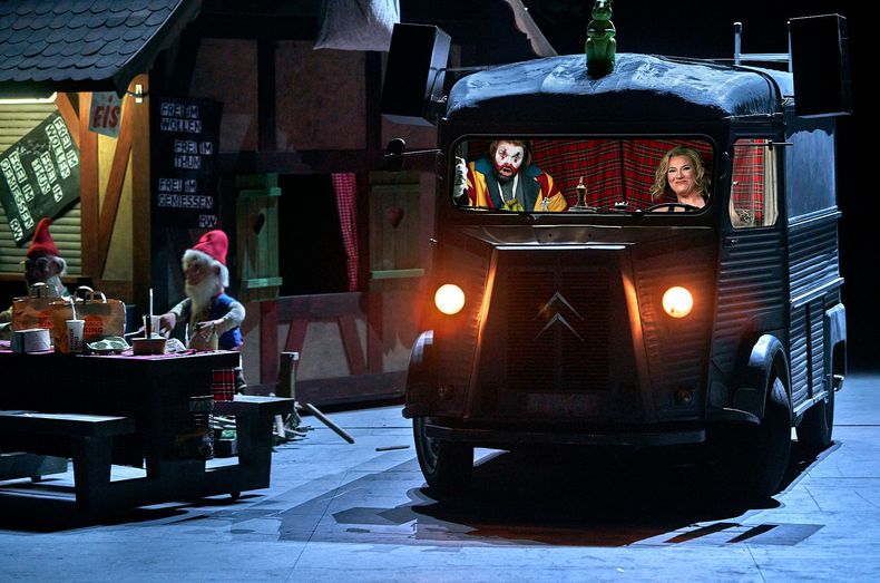 En esta imagen proporcionada por el Festival de Bayreuth el Tenor Klaus Florian Vogt, izquierda en la camioneta, con la mezzosoprano Ekaterina Gubanova en un ensayo de la producción 2023 de Tobias Kratzer de Tannhäuser de Wagner en el Festival de Bayreuth en Alemania. (Enrico Nawrath/Bayreuth Festival vía AP)
