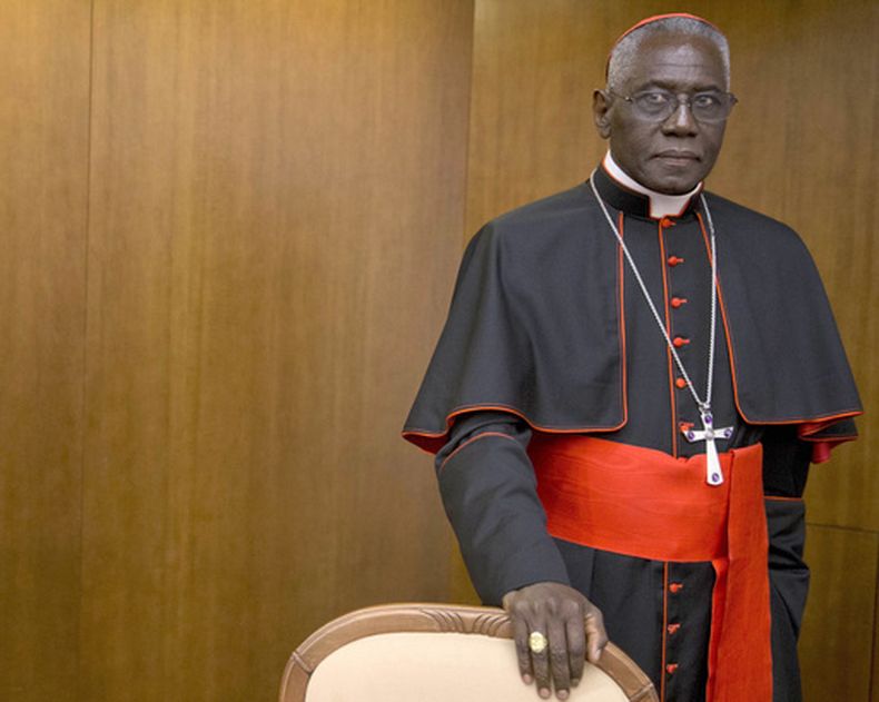 ARCHIVO - El cardenal Robert Sarah, prefecto de la Oficina para las Celebraciones Litúrgicas, llega a la presentación de un libro del cardenal Raymond Leo Burke en Roma, el miércoles 14 de octubre de 2015. (AP Foto/Andrew Medichini, Archivo)