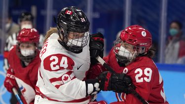 Canadá y Rusia usan mascarillas en duelo de hockey olímpico
