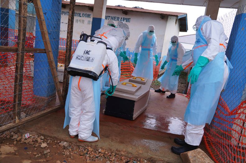 Trabajadores de la salud desinfectan el féretro de una víctima del ébola en el Hospital General en Ituri, República Democrática del Congo, el 22 de julio del 2026. (AP foto/Dirole Lotsima Dieudonne)