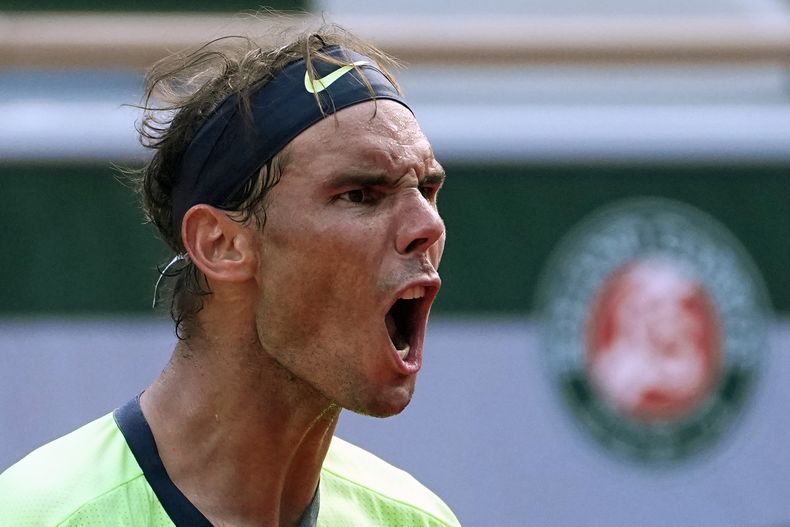 El español Rafael Nadal celebra durante su partido de cuartos de final del Abierto de Francia ante el argentino Diego Schwartzman, el miércoles 9 de junio de 2021, en París. (AP Foto/Michel Euler, Archivo)