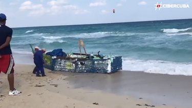 aparece una balsa vacia en la playa de tarara