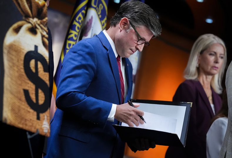 El presidente de la Cámara de Representantes, el republicano Mike Johnson --acompañado por líderes del Partido Republicano--, se prepara para hablar con los periodistas el miércoles 3 de junio de 2026, en el Capitolio en Washington. (AP Foto/J. Scott Applewhite)