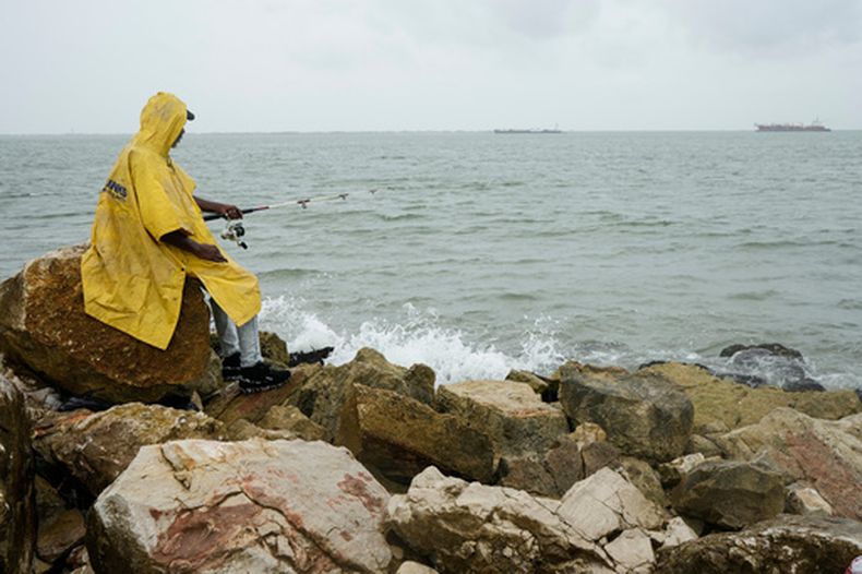 Un pescador conocido como Jellybean lanza su línea antes de la llegada de la tormenta tropical Edouard en Galveston, Texas, el martes 1 de septiembre de 2026. (Brett Coomer/Houston Chronicle vía AP)