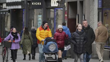 Personas caminan en una calle de Helsinki, Finlandia, el sábado 15 de marzo de 2025. (AP Foto/Sergei Grits)