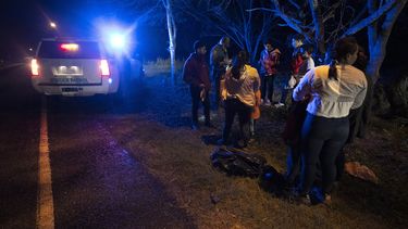 Un agente de inmigración detiene a un grupo de migrantes centroamericanos cuando caminaban en una carretera tras haber cruzado la frontera entre Texas y México, el viernes 12 de mayo de 2023, en Fronton, Texas. (AP Foto/Julio Cortez)