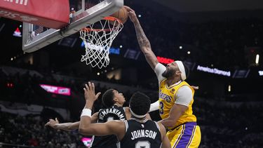 Anthony Davis, alero de los Lakers de Los Ángeles, anota frente al pívot francés Victor Wembanyama, de los Spurs de San Antonio, en el partido del miércoles 13 de diciembre de 2023 (AP Foto/Eric Gay)