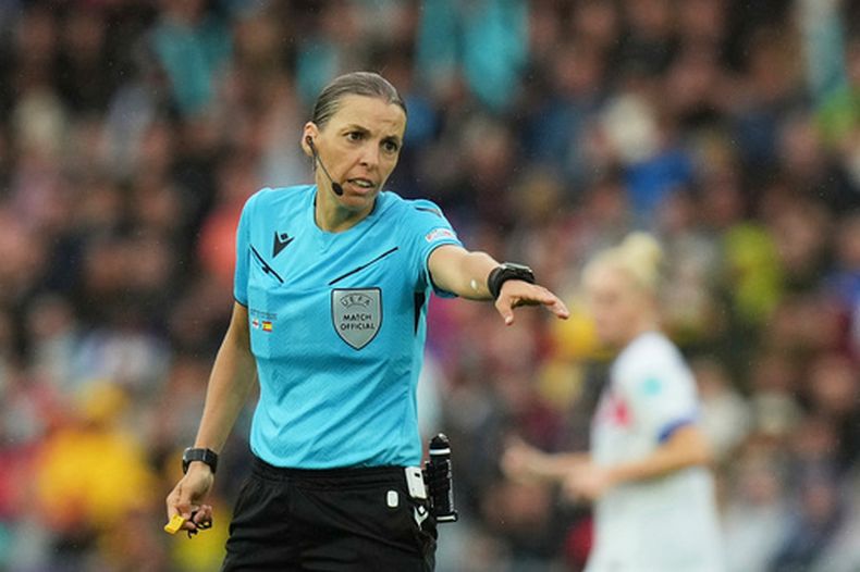 ARCHIVO - Foto del domingo 27 de julio del 2025, la árbitro Stephanie Frappart hace un gesto durante la final de la Euro femenina 2025 entre Inglaterra y España. (AP Foto/Alessandra Tarantino, Archivo)