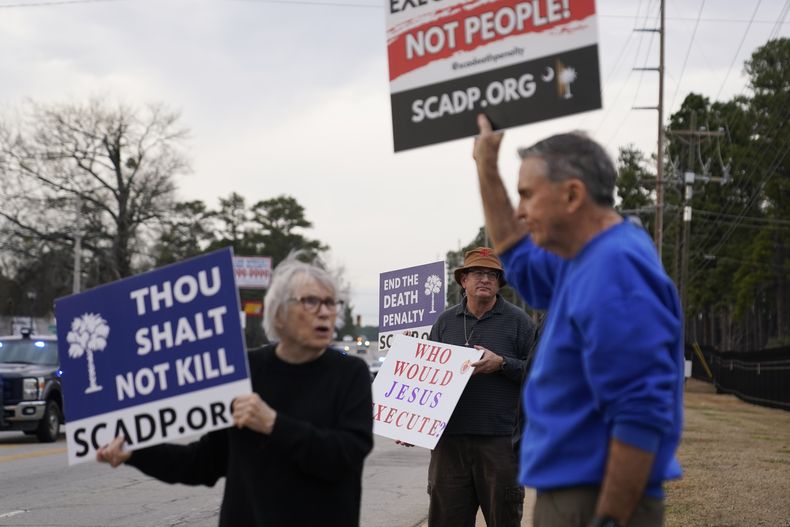 Varias personas protestas previo a la ejecución de Marion Bowman Jr. afuera de una instalación del Departamento de Prisiones de Carolina del Sur, el viernes 31 de enero de 2025, en Columbia, Carolina del Sur. (AP Foto/Erik Verduzco)