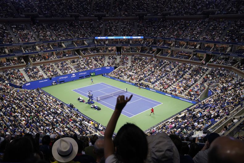 ARCHIVO - Novak Djokovic (izquierda) devuelve ante Jenson Brooksby durante la cuarta ronda del Abierto de Estados Unidos, en el estadio Arthur Ashe de Nueva York, el lunes 6 de septiembre de 2021. (AP Foto/John Minchillo)