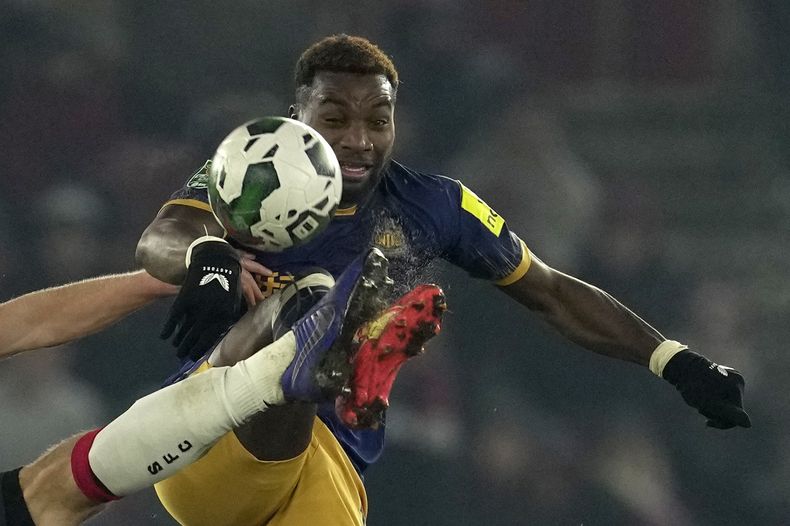 ARCHIVO - Allan Saint-Maximin de Newcastle disputa un balón en el partido contra Southampton por las semifinales de la Copa de la Liga inglesa, el 23 de enero de 2023. (AP Foto/Kin Cheung)