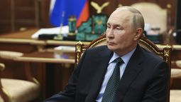 El presidente de Rusia, Vladímir Putin, escucha al responsable nombrado por Moscú para la region ucraniana controlada por Rusia de Zaporiyia, Yevgeny Balitsky, durante su reunión en el Kremlin en Moscú, Rusia, el lunes 18 de noviembre de 2024. (Vyacheslav Prokofyev, Sputnik, Kremlin Pool Foto via AP)