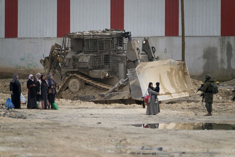 Soldados israelíes comprueban la identidad de palestinos en el campo de refugiados Nur Shams, el 11 de febrero de 2025, en Tulkarem, Cisjordania. (AP Foto/Majdi Mohammed)
