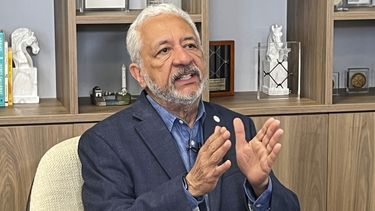 El administrador del Canal de Panamá, Ricaurte Vásquez, aborda la sugerencia del presidente electo Donald Trump de que Estados Unidos retome el control del Canal de Panamá durante una entrevista con Associated Press en su oficina el viernes 10 de enero de 2025, en la Ciudad de Panamá, Panamá. (Foto AP/Abraham Terán)