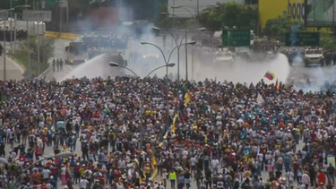 venezolanos salen en defensa de los alcaldes opositores destituidos y con orden de arresto