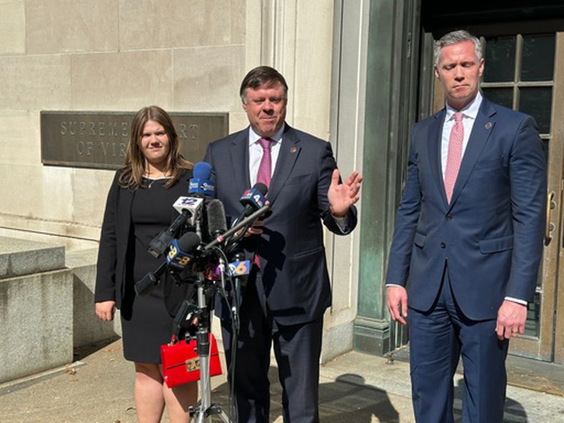 El senador estatal republicano, Ryan McDougle, habla frente al Tribunal Supremo de Virginia tras una audiencia en un caso relacionado con la redistribución de distritos en el estado, el lunes 27 de abril de 2026. (Foto AP/Allen G. Breed)