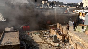 americateve | Civiles revisan el sitio donde ocurri&oacute; un atentado con bomba en la plaza Jilani en el centro de Bagdad, Irak, el mi&eacute;rcoles 5 de febrero de 2014. La ola de atentados que sacudi&oacute; la capital iraqu&iacute; continu&oacute; el jueves con un