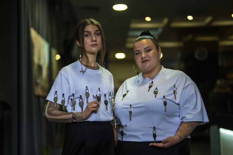 La cantante ucraniana Jerry Heil, izquierda, y la rapera alyona alyona posan durante una entrevista con The Associated Press en Kiev, Ucrania, el jueves 25 de abril de 2024. El dúo representará a Ucrania en el festival Eurovisión en Malmö, Suecia. (Foto AP/Francisco Seco)