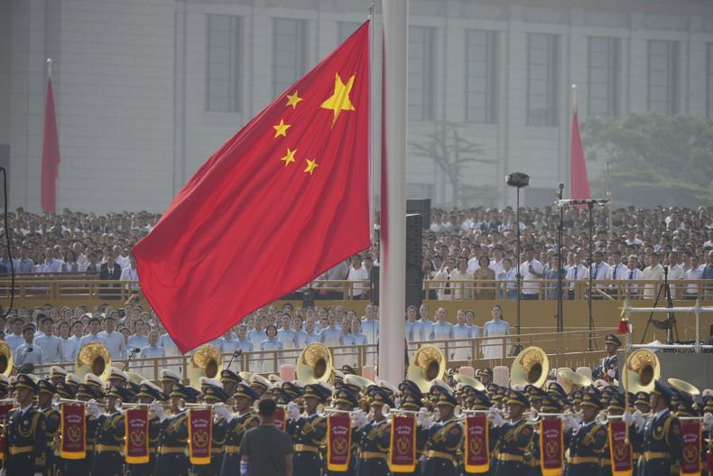 La bandera china se iza antes de un desfile militar para conmemorar el 80mo aniversario de la rendición de Japón en la Segunda Guerra Mundial, celebrado frente a la Puerta de Tiananmen en Beijing, el miércoles 3 de septiembre de 2025. (AP Foto/Andy Wong)