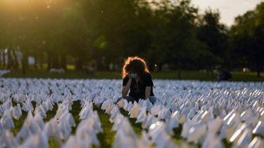 Monumentos recuerdan a víctimas del COVID en todo el mundo