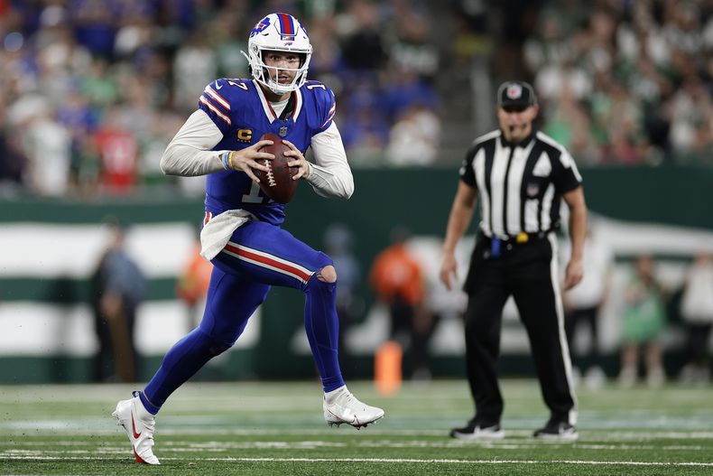 El quarterback de los Bills de Buffalo Josh Allen (17) lleva el balón en el segundo cuarto del partido ante los Jets de Nueva York, el lunes 11 de septiembre de 2023, en East Rutherford, Nueva Jersey. (AP Foto/Adam Hunger)