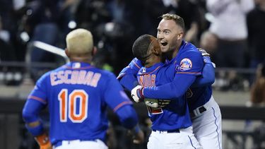 El puertorriqueño Francisco Lindor abraza a Brandon Nimmo, su compañero en los Mets de Nueva York, quien empujó la carrera de la victoria ante los Yanquis de la misma ciudad, el miércoles 14 de junio de 2023 (AP Foto/Frank Franklin II)