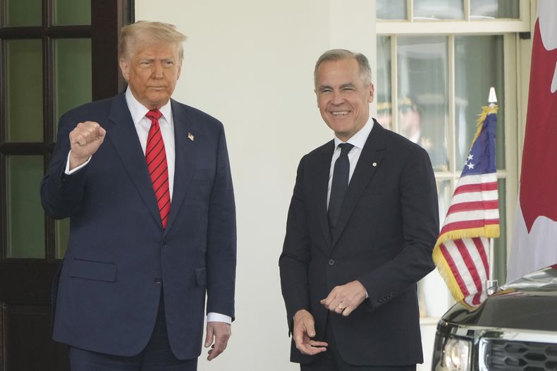 El presidente de Estados Unidos, Donald Trump, junto al primer ministro canadiense, Mark Carney, en la Casa Blanca, en Washington, el martes 6 de mayo de 2025. (AP Photo/Mark Schiefelbein)