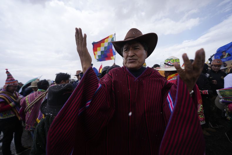 El expresidente Evo Morales, en el centro, marcha hacia La Paz con sus partidarios para protestar contra el actual presidente Luis Arce, cerca de El Alto, Bolivia, el domingo 22 de septiembre de 2024. (Foto AP/Juan Karita)