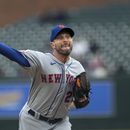Max Scherzer, de los Mets de Nueve York, realiza un lanzamiento en contra de los Tigres de Detroit durante el segundo juego de una doble cartelera, el miércoles 3 de mayo de 2023, en Detroit. (AP Foto/Paul Sancya)